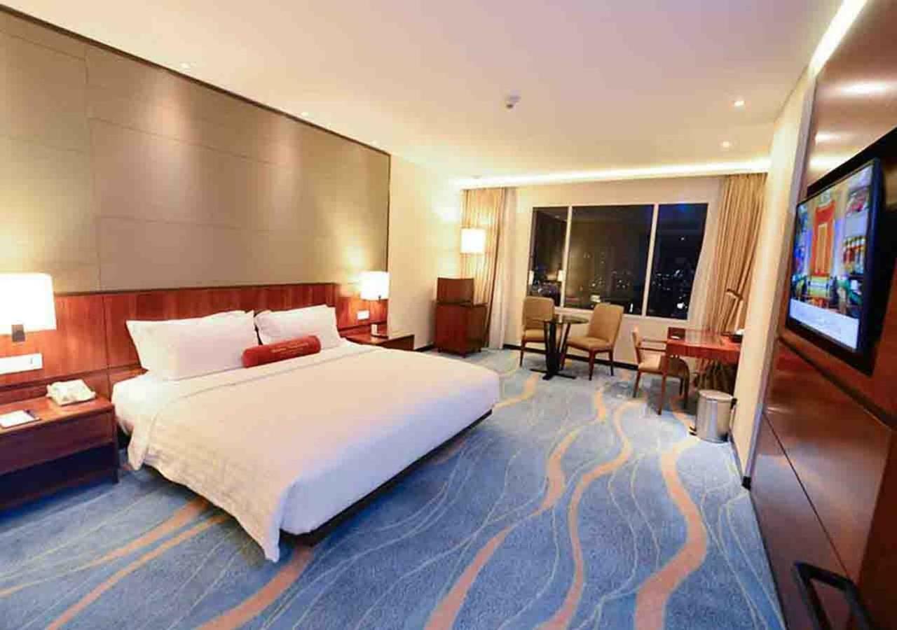 Gumaya Tower Hotel Semarang Exteriér fotografie