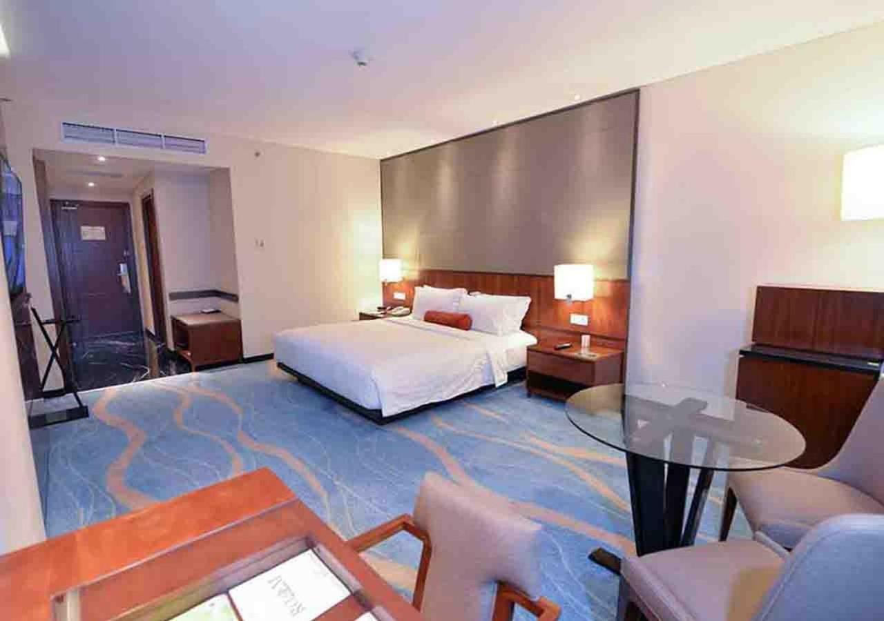Gumaya Tower Hotel Semarang Exteriér fotografie
